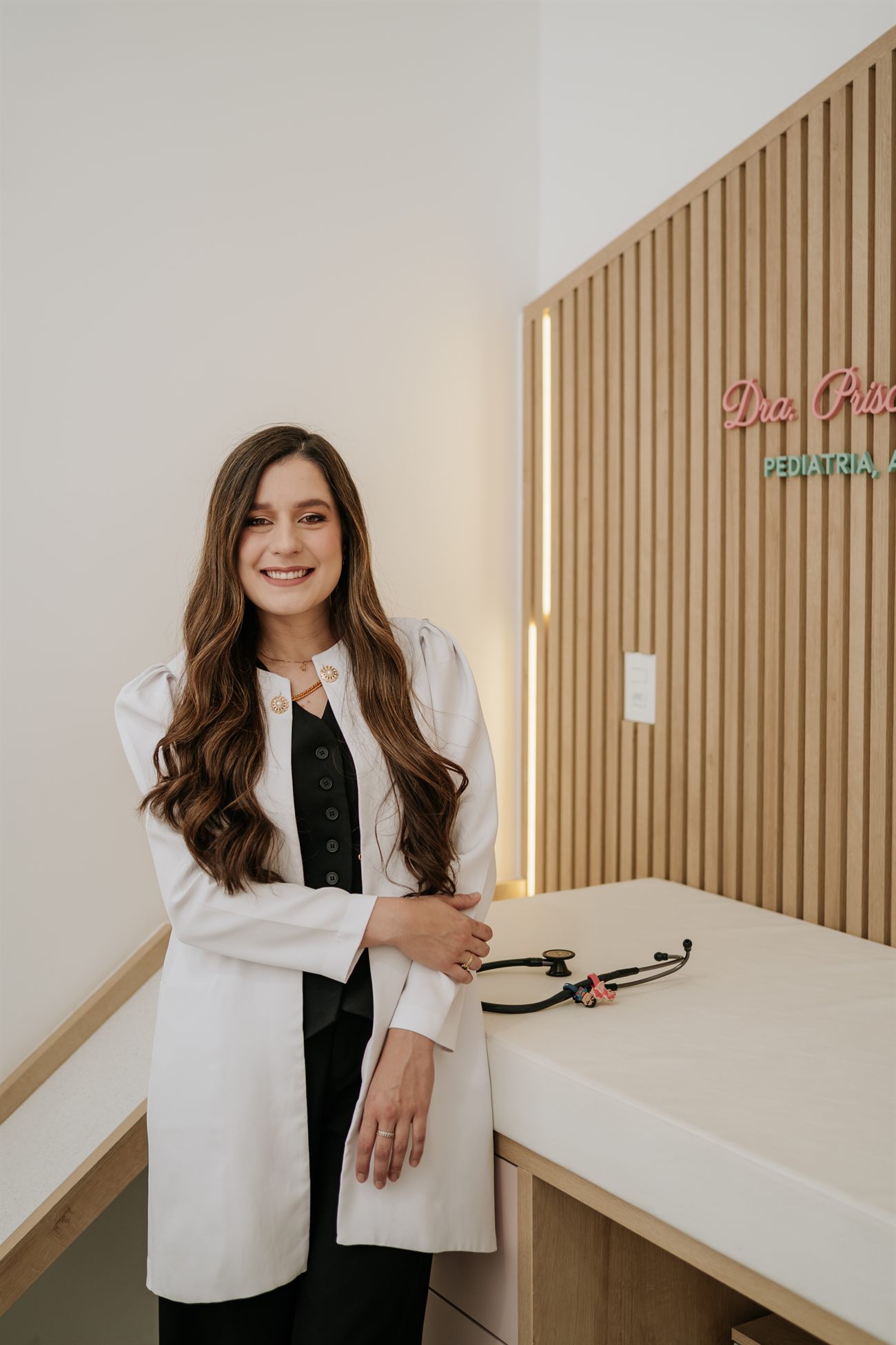 Dra. Priscilla Fernandes em seu consultório